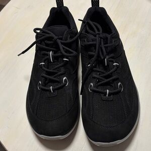 Ecco Men’s Black uppers & gray soles tie Sneakers size 8.5 great condition